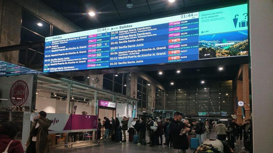 Colas en la estación de trenes de Córdoba tras el corte del tráfico ferroviario por el accidente de Adamuz