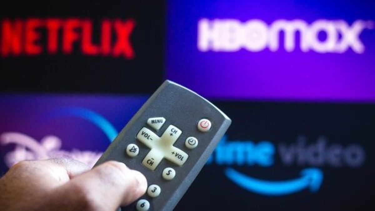 Un usuario dirige su mando a distancia a una 'smart tv' con plataformas de 'streaming'