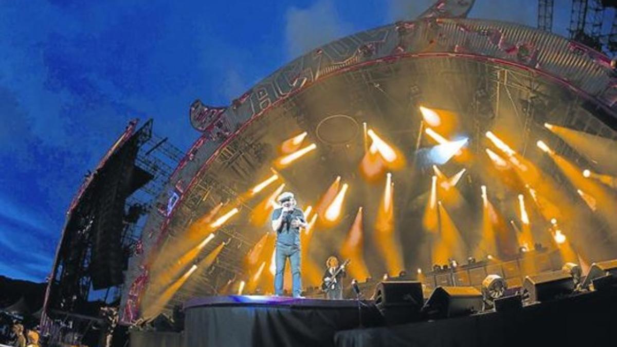 Aspecto del ecenario del concierto que AC/DC ofreció en el estadio de Saint-Denis de París el 24 de mayo.