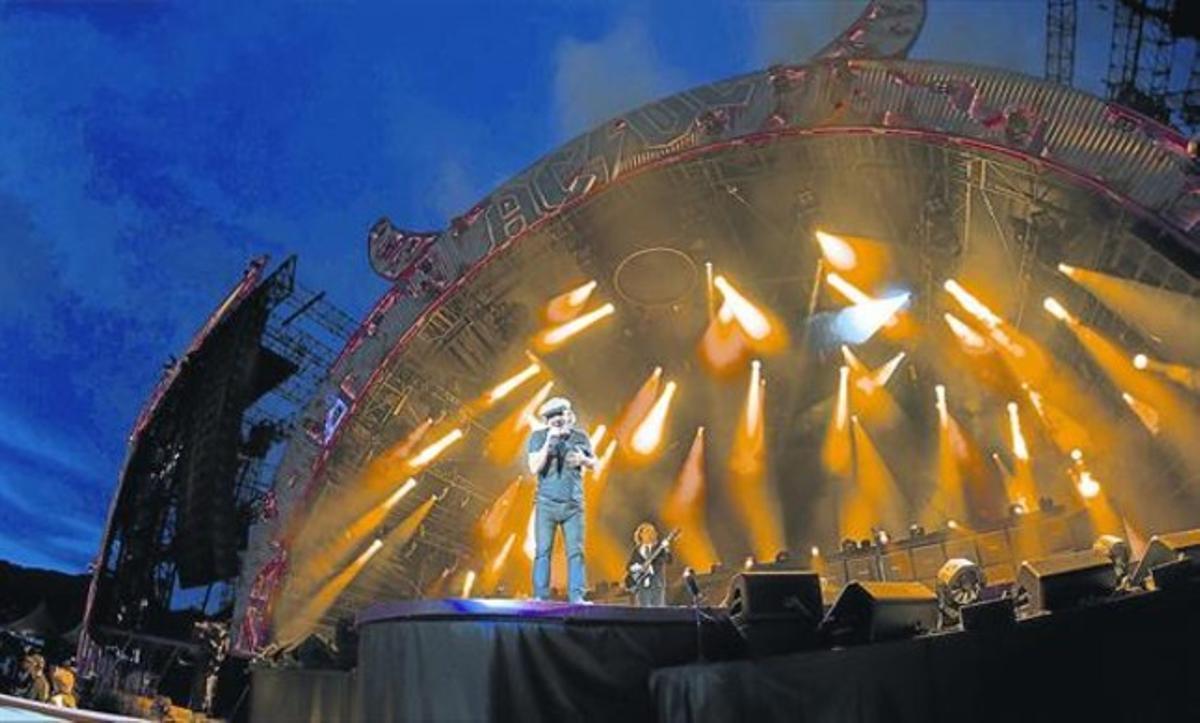 Aspecte de l’escenari del concert que AC/DC va oferir a l’estadi de Saint-Denis de París el 24 de maig.