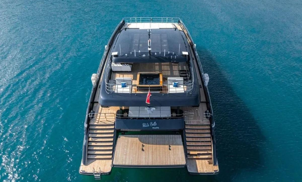 Galería: 'Petite Belle', el catamarán de 16,5 millones que no pasa desapercibido en el puerto de Ibiza
