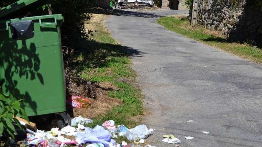 La basura se acumula junto a los contenedores llenos en Sotillo.