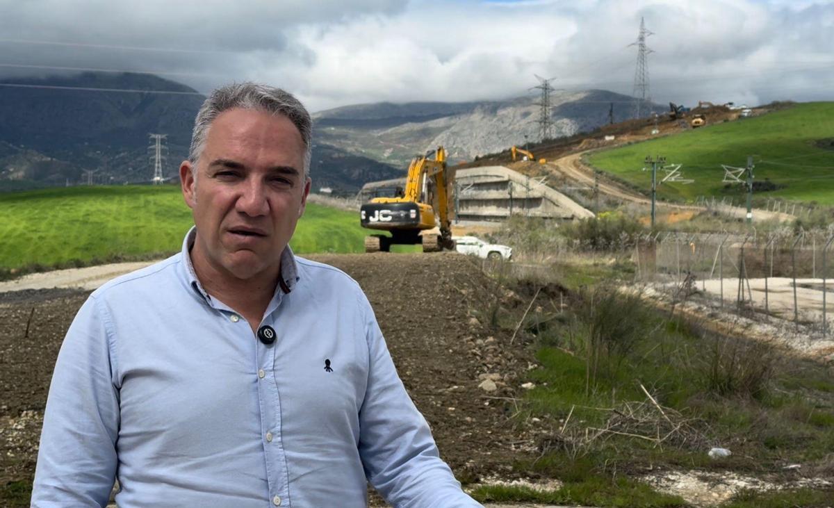 Elías Bendodo junto a las obras de reparación de la línea AVE entre Málaga y Madrid.