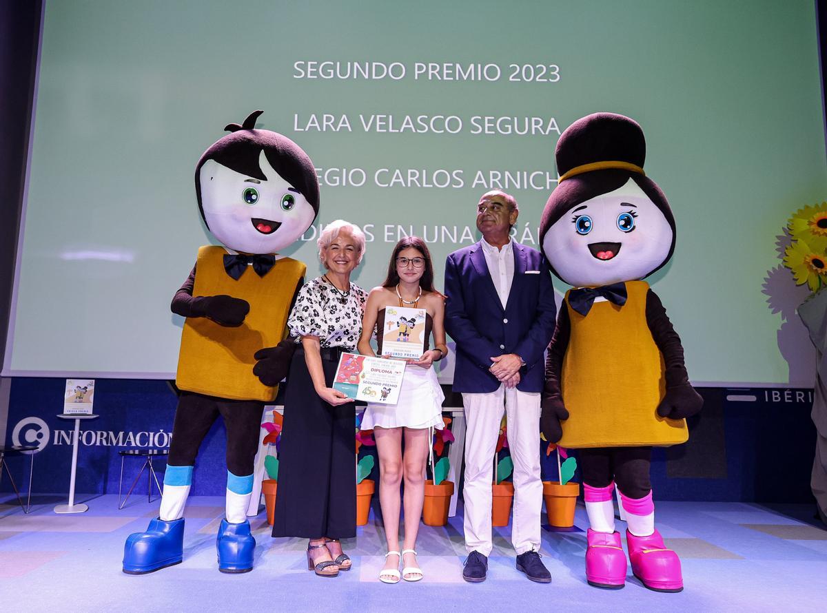 Ganadora del segundo premio, Lara Velasco Segura, junto con los gerentes de Coes.