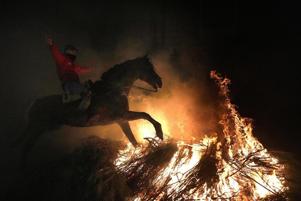 Luminarias incendia el pequeño pueblo de San Bartolomé de Pinares