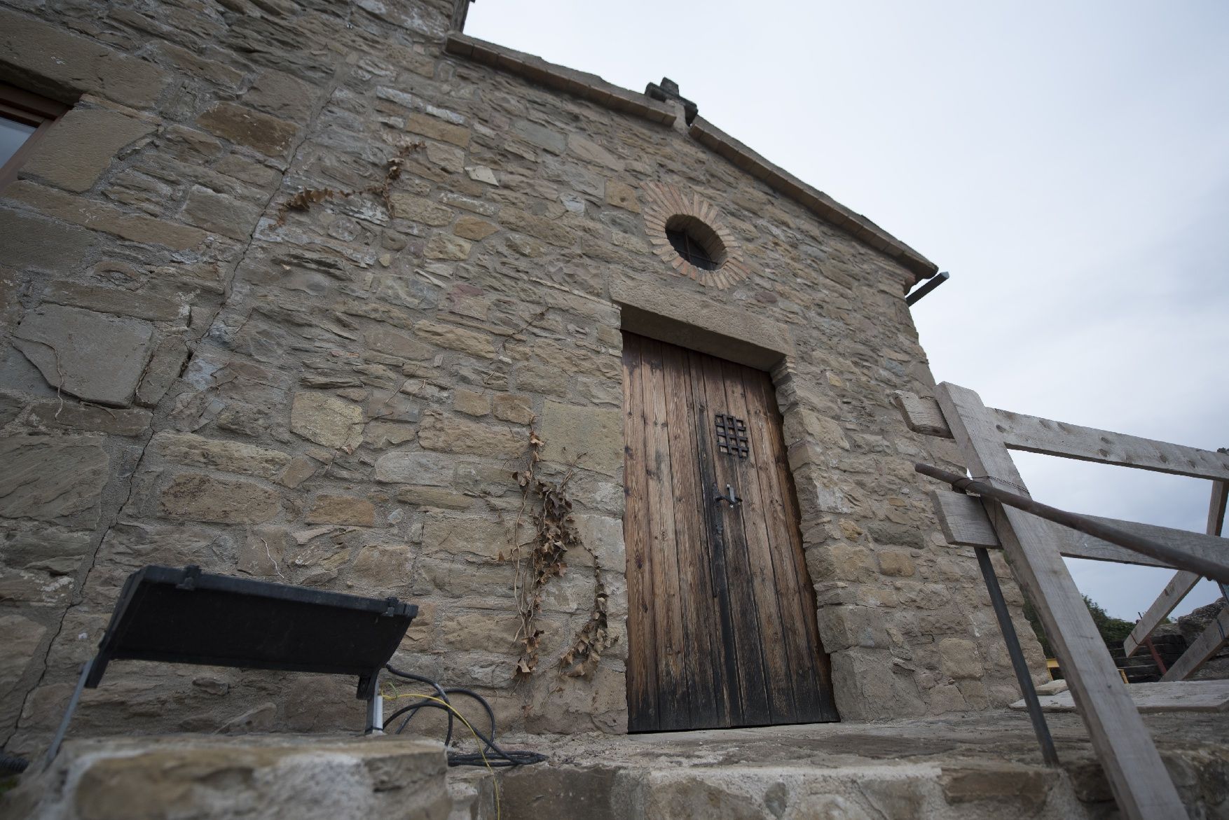 Entrem al Castellet de Sant Vicenç, en obres per obrir al públic d’aquí a un any. Mireia Arso