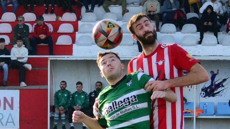 Abel pugna por un balón aéreo en un duelo en O Morrazo.