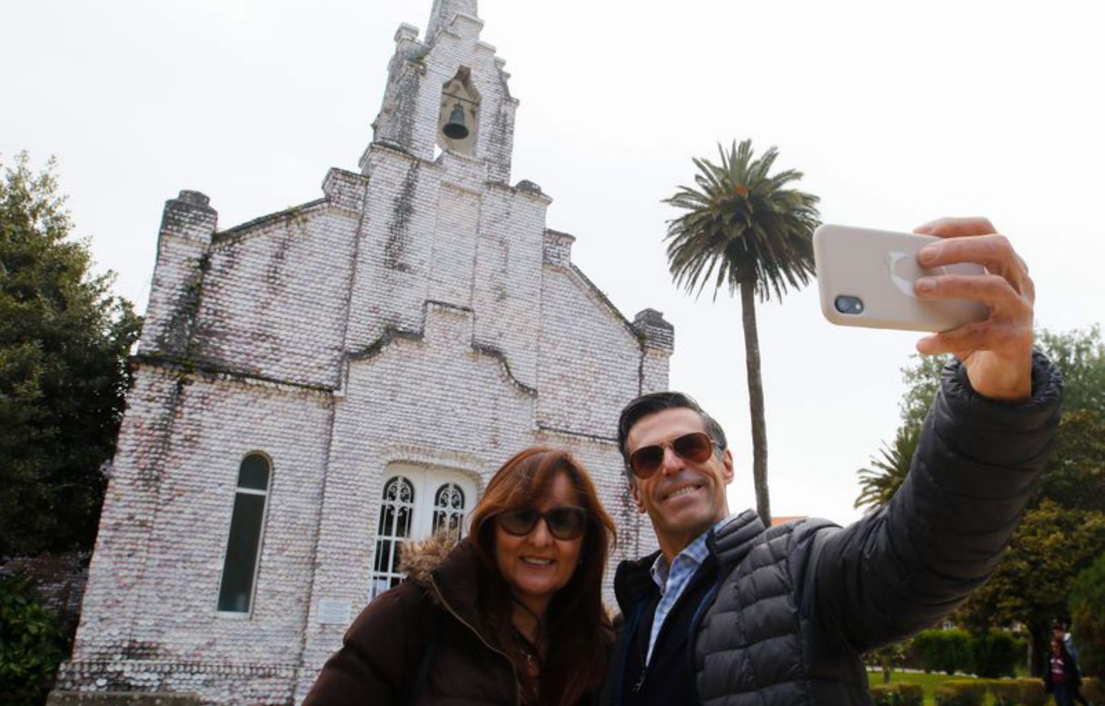 A TOXA NUNCA FALLA:  Hay lugares como A Toxa y elementos como su capilla de conchas (San Caralampio) que son una apuesta segura. A pesar de las adversidades, los turistas siguen enamorándose en esta isla.