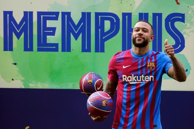 Las primeras imágenes de Memphis Depay con la camiseta del Barça