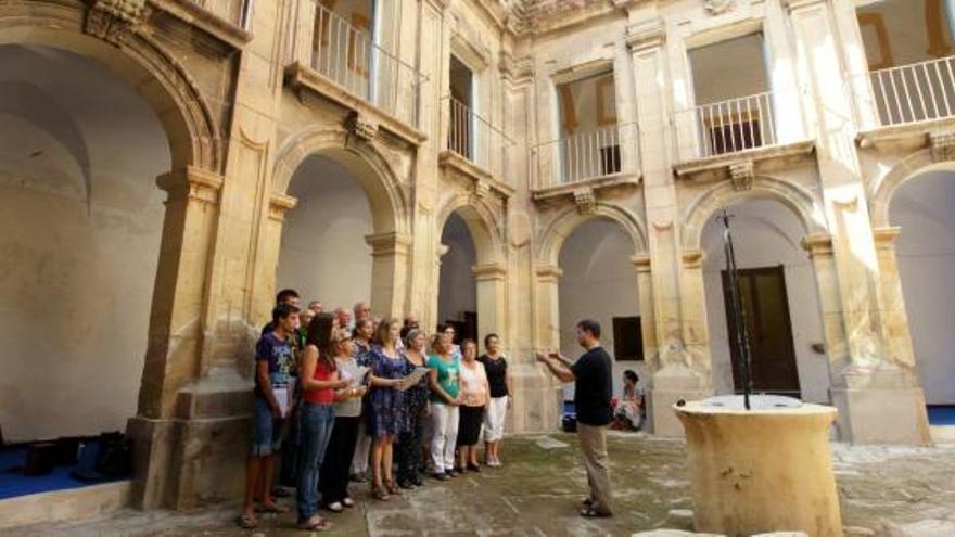 Uno de los momentos de los ensayos que se han realizado en el patio del convento de las Clarisas.