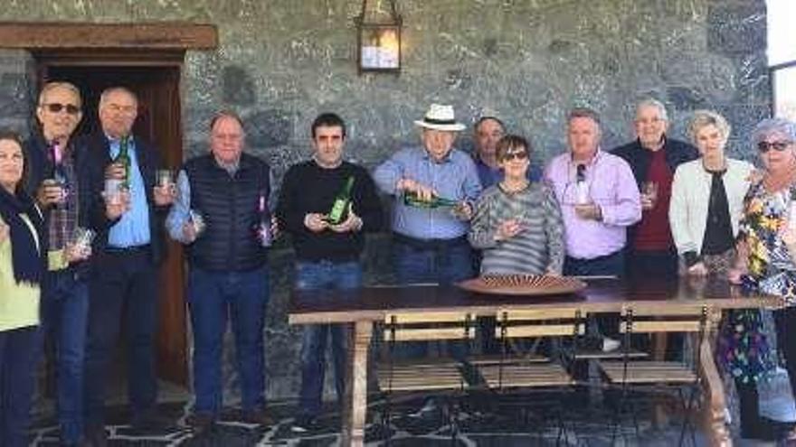 Directivos de la Federación, ayer, en Zarauz, con botellas de sidra.