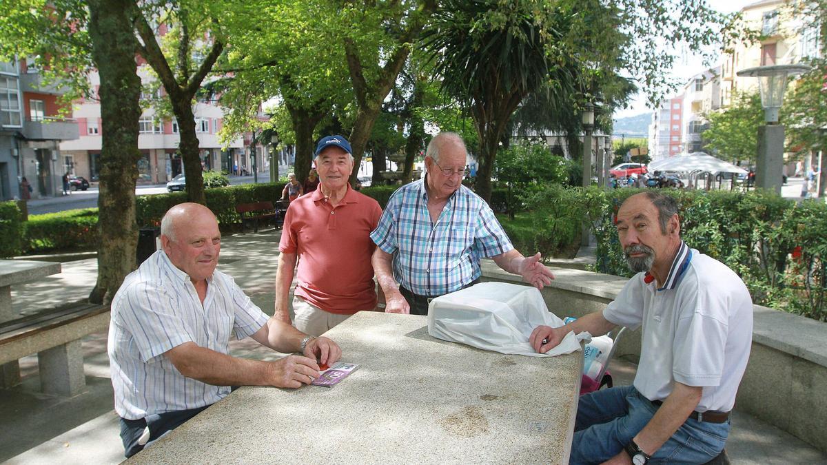 Un grupo de jubilados charla en un parque de la ciudad de Ourense