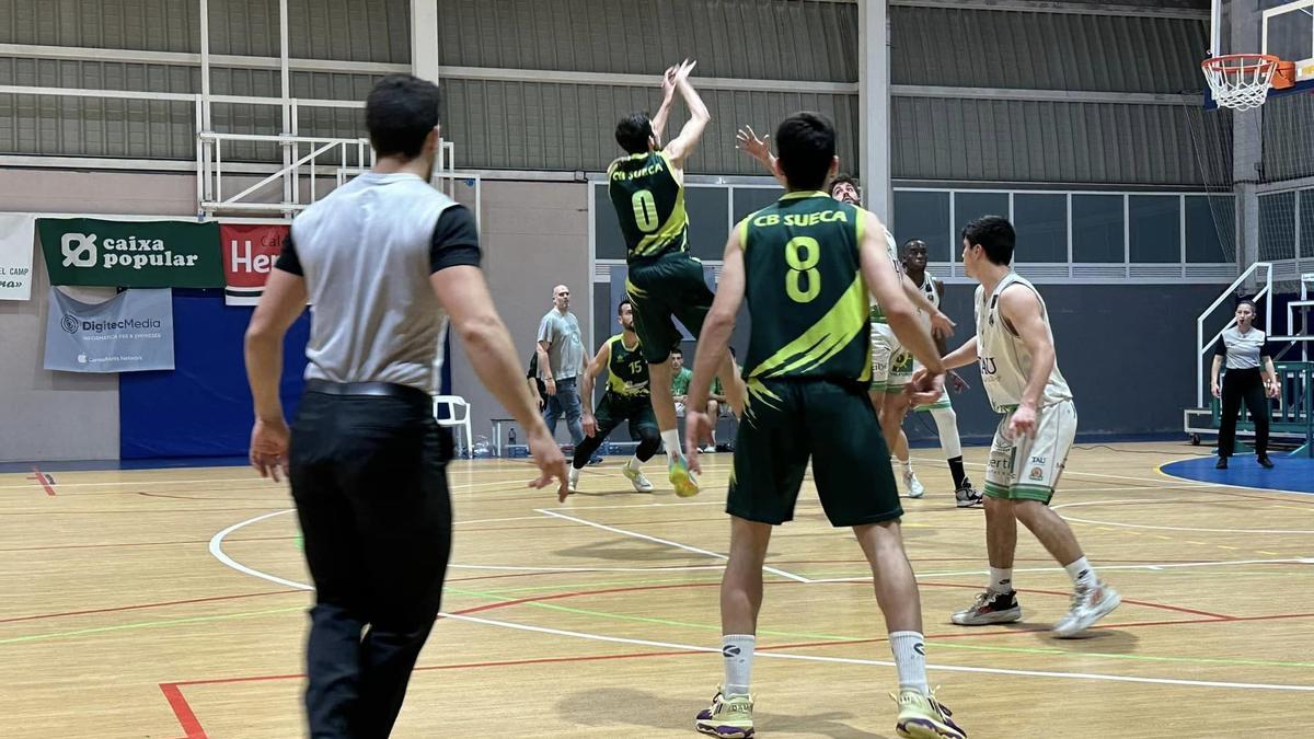 Lance del partido entre el Sueca y el filial del Tau.