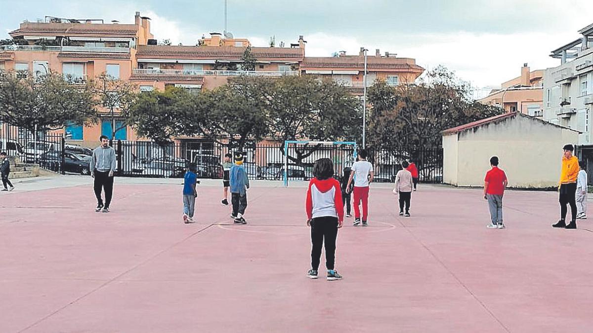 Grupo de niños de Son Espanyolet una tarde de domingo.