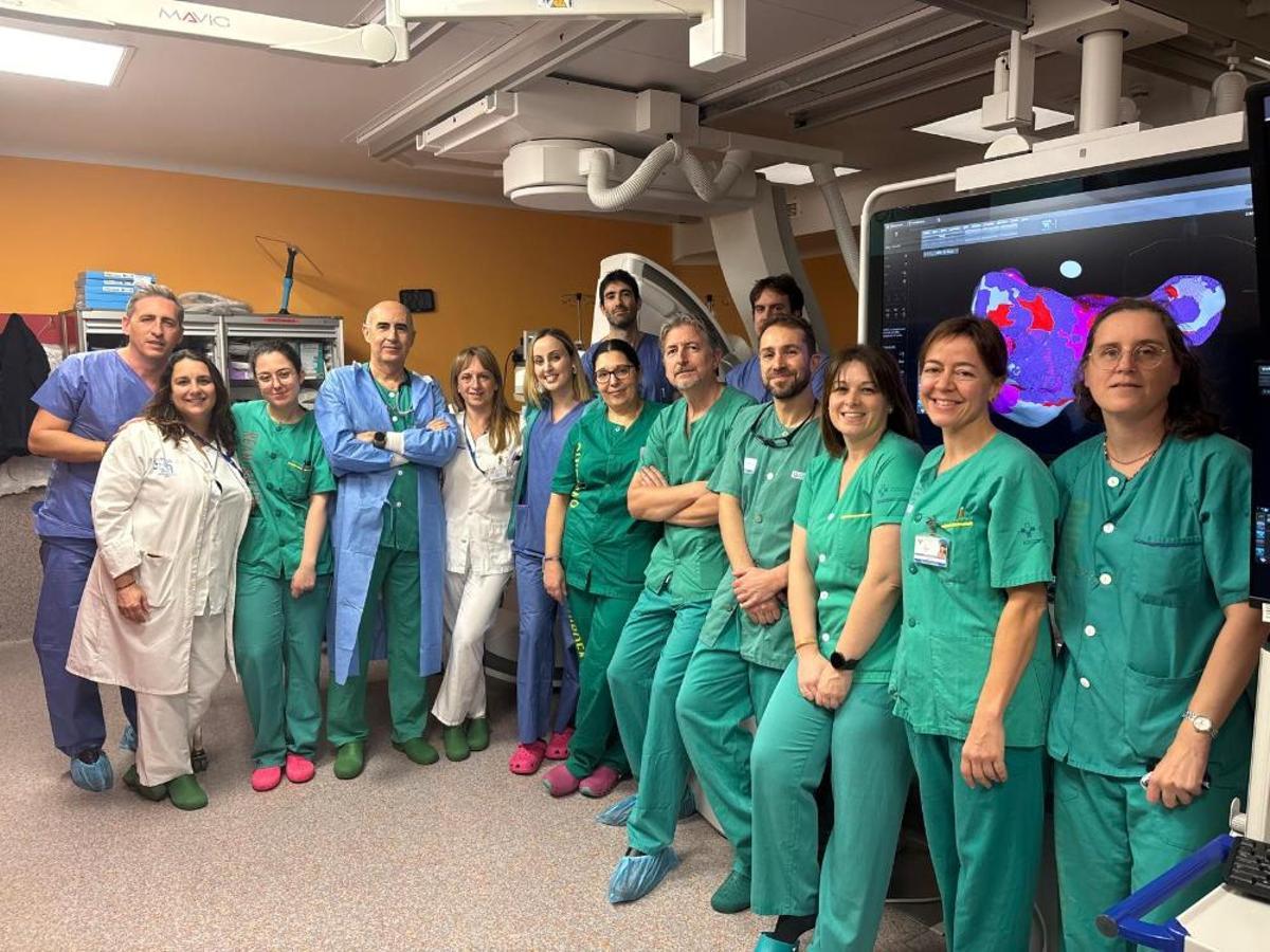 Los cardiólogos Diego Pérez, Irene Valverde y Mar González Vasserot, con el jefe de servicio de Anestesiología, Fernando Cosío; el doctor del HUCA José Rubín, y el personal de Enfermería