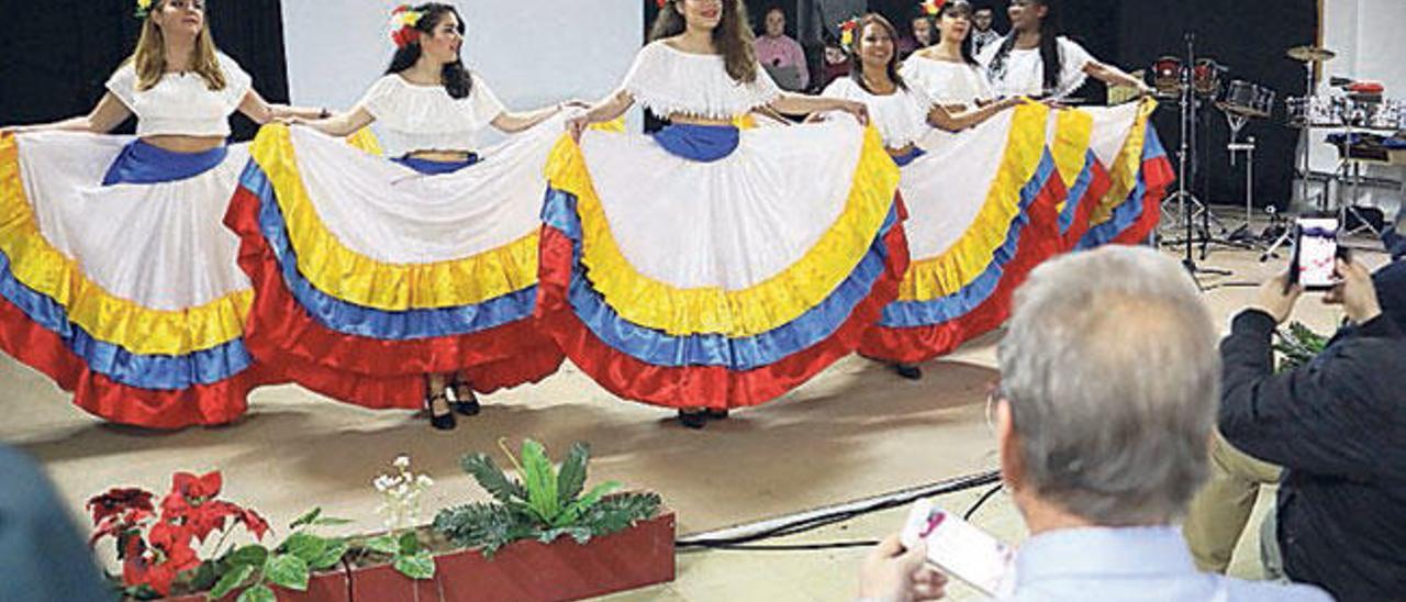 La comunidad venezolana festeja su gastronomía y folclore