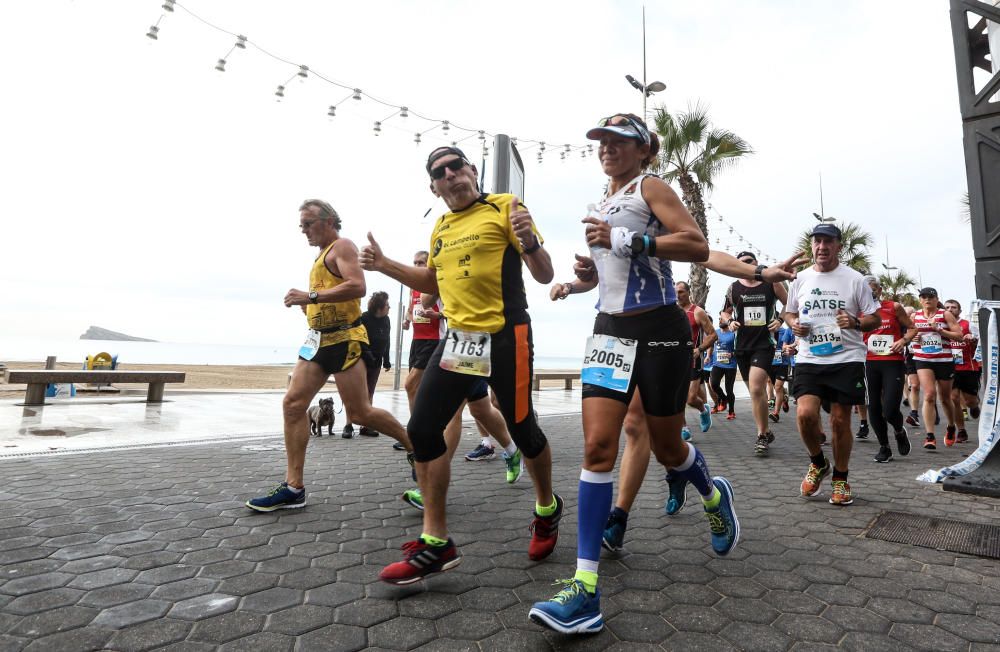 Los veteranos atletas triunfan en la prueba de Benidorm que reunió a más de 2.500 deportistas.