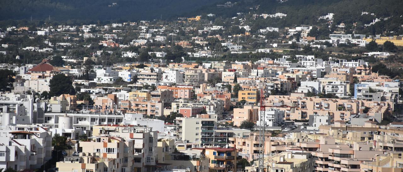 Viviendas de Ibiza en una imagen tomada desde Dalt Vila. César Navarro