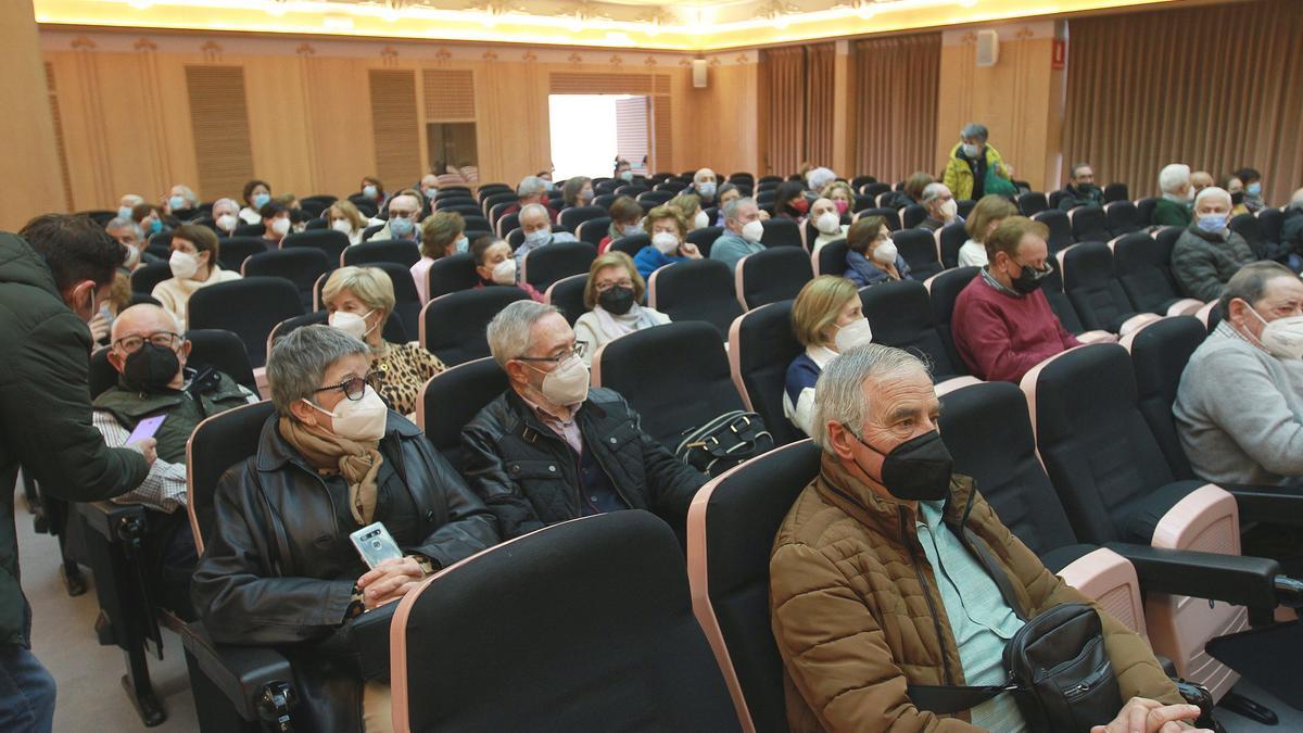 Público asistente a la charla de prevención de la Policía Nacional.