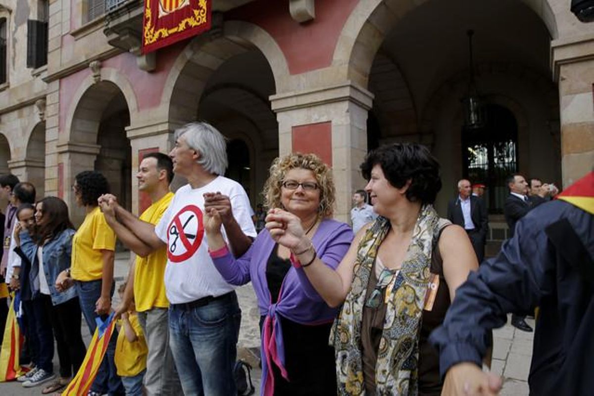 Marina Geli (PSC) i David Companyon (ICV) participen a la Via Catalana al seu pas pel Parlament.