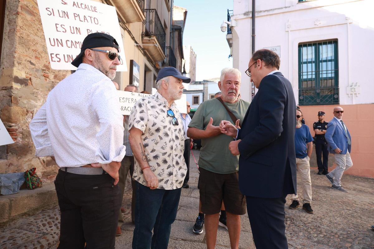 Así ha sido la protesta de los vecinos de Cuartos del Baño en Cáceres