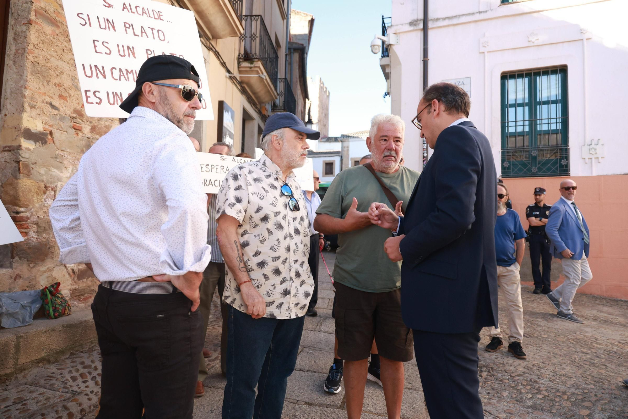Así ha sido la protesta de los vecinos de Cuartos del Baño en Cáceres