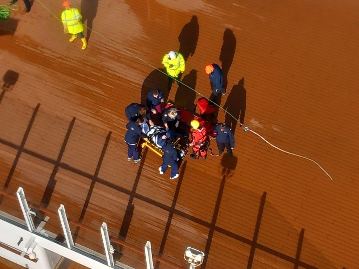 El helicóptero Pesca 1 llevó a cabo la evacuación médica.