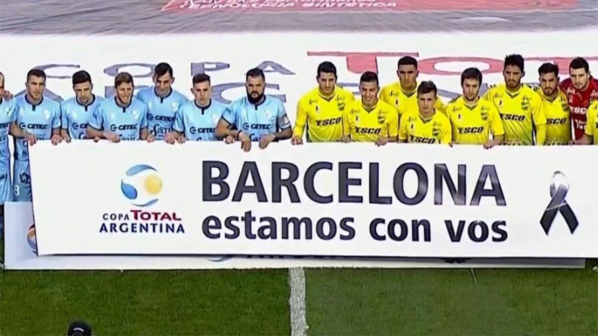Los jugadores de Defensa y Justicia y Temperley mostraron su apoyo a Barcelona tras el atentado del jueves