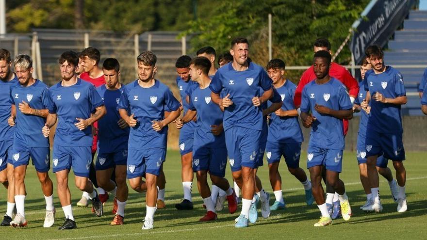 El Málaga CF continúa los entrenamientos con una doble sesión tras la presentación de la camiseta oficial