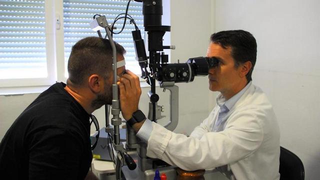 La unitat especialitzada de l’Hospital Clínic de Madrid atén 2.000 visites a l’any relacionades amb corioretinopatia serosa central. En la imatge, l’oftalmòleg José Ignacio Fernández-Vigo examina un pacient. | EL PERIÓDICO