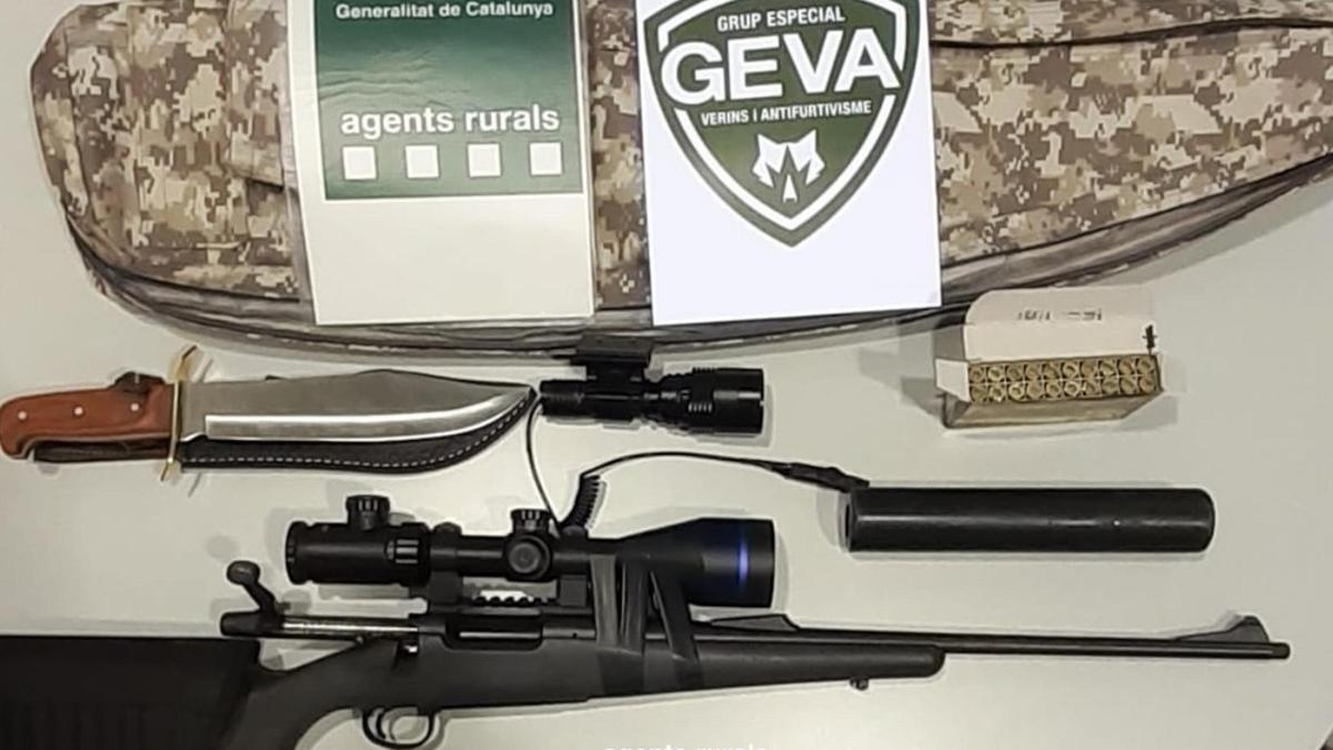 Una arma amb silenciador que els Agents Rurals han trobat a Sant Feliu de Guíxols