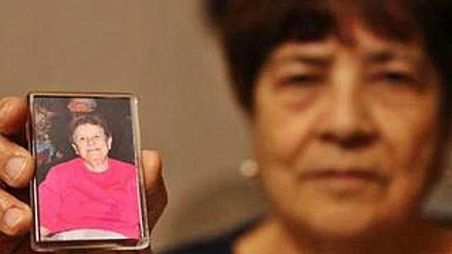 Maria Montoya mostra una fotografia de la seva germana Josefa, que va morir atropellada