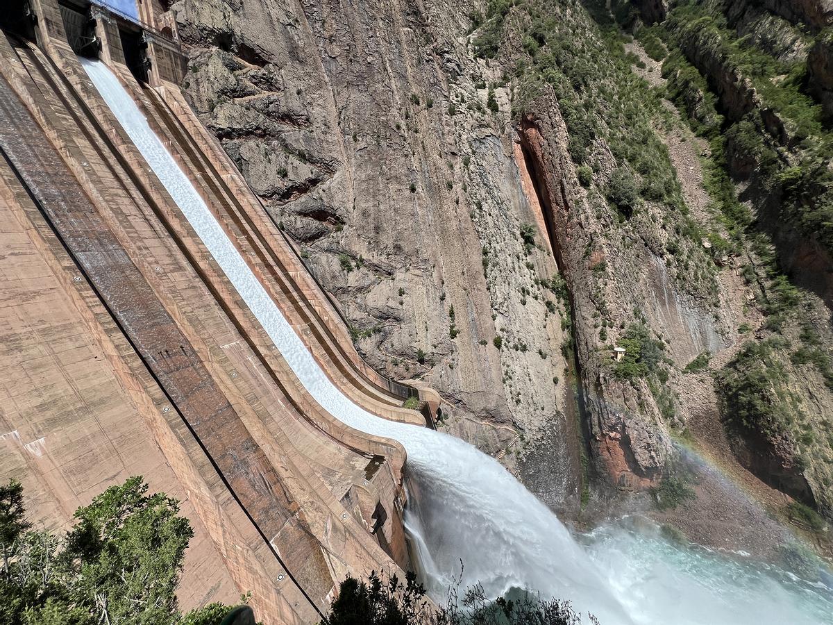 El pantano de Escales, lleno, empieza a desembalsar agua