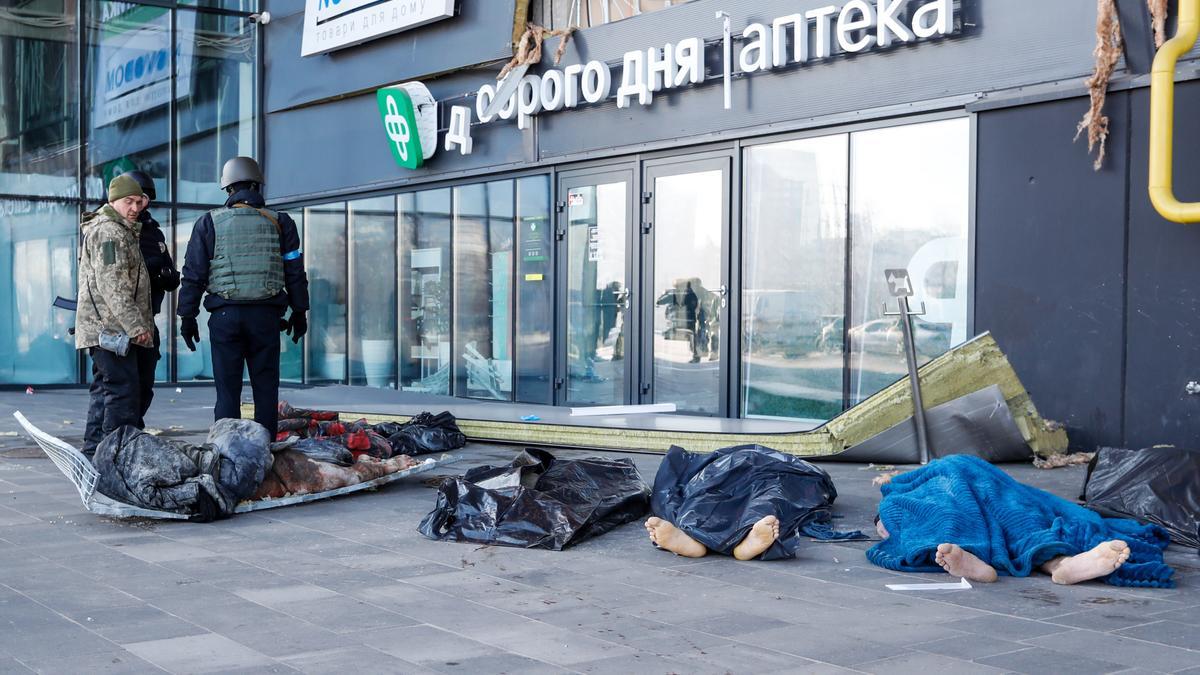 Los cadáveres de algunas de las víctimas del centro comercial.