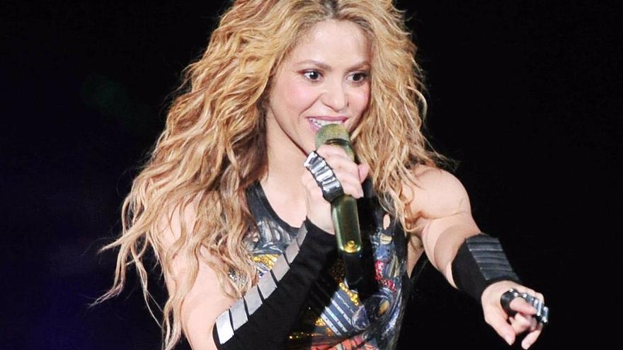 Shakira abandona España con una sonrisa