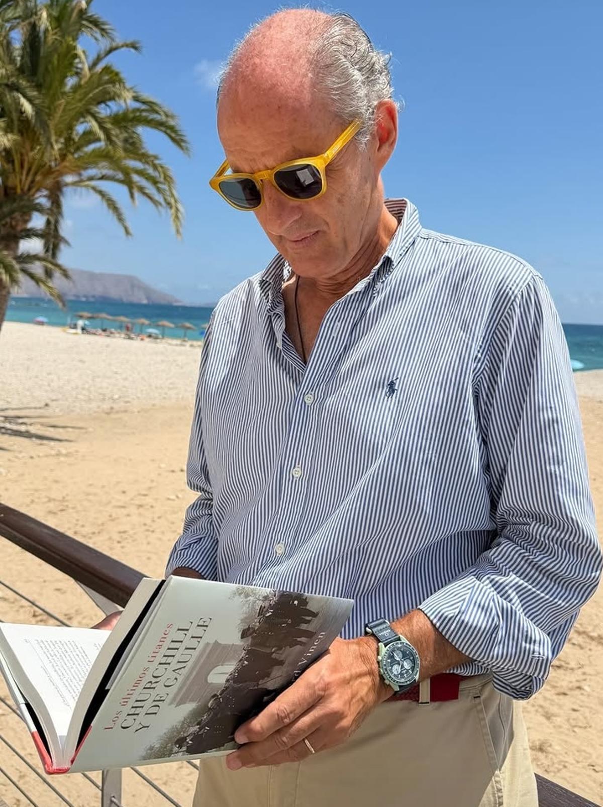 Francisco Camps lee en la playa a Churchill y De Gaulle