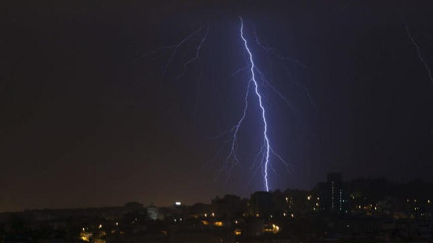 Un rayo ilumina el cielo de Pontevedra // EFE