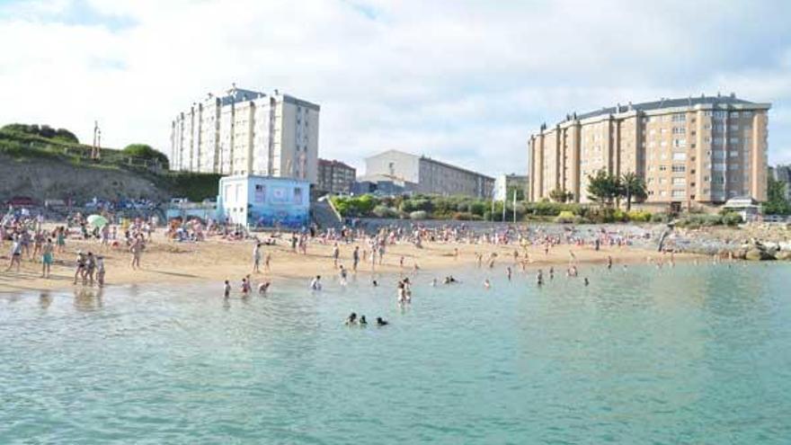 Bañistas en la playa coruñesa de San Amaro.