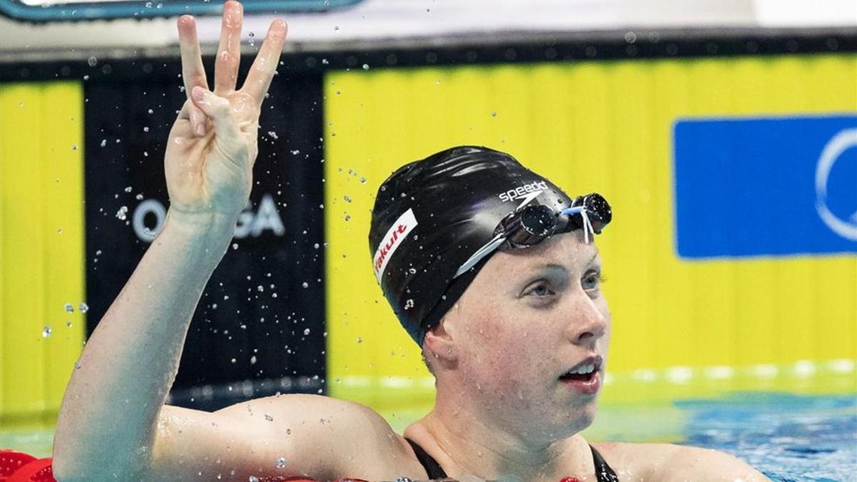 Lilly King celebra su victoria en los 50 braza