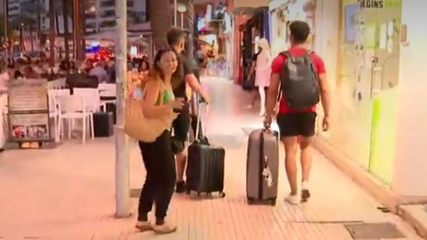 Schüler verlassen am 29.6.2021 unerlaubt das Covid-Hotel Palma Bellver, Standbild aus einem Fernsehbericht von Antena 3.