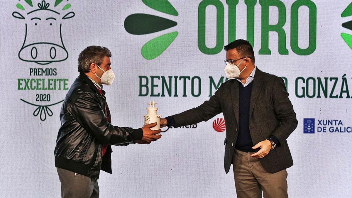 Benito Mouriño recoge 
el premio de manos del 
titular de Medio Rural.