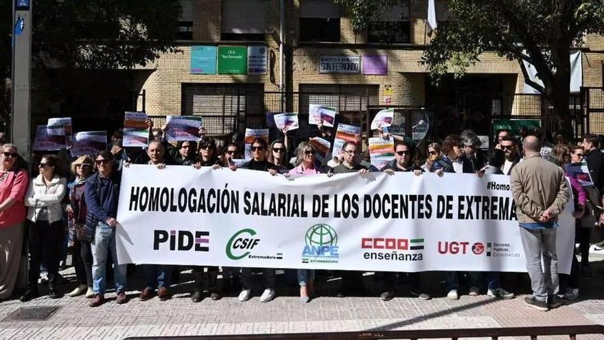 El Gobierno extremeño reivindica 400 millones en subidas a funcionarios desde 2023 frente al pulso sindical
