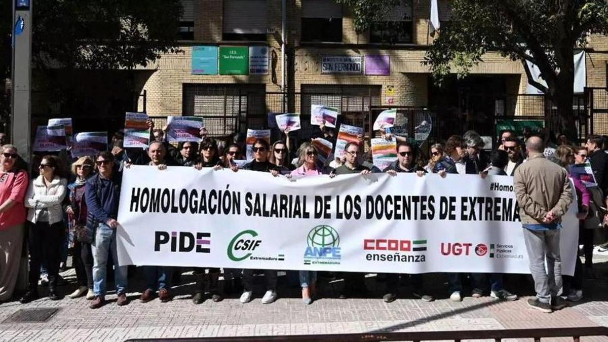 Imagen de archivo de docentes durante una protesta por la homologación salarial celebrada en el recreo ante el IES San Fernando de Badajoz.
