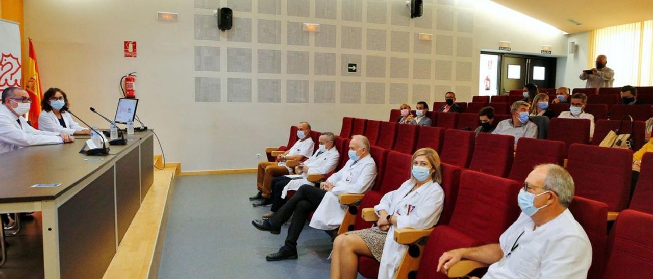 Imagen de la reunión de la dirección del departamento y los alcaldes en el Hospital. | JOAQUÍN CARRIÓN