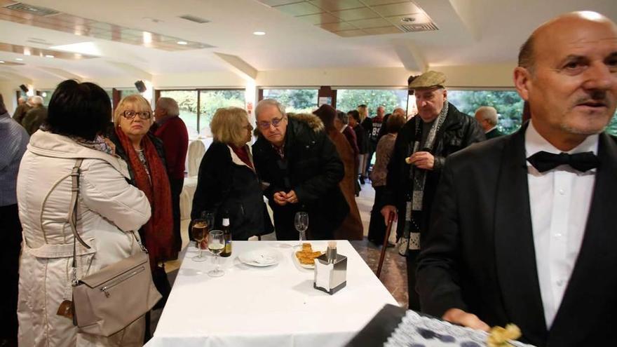 Exalumnos de las Escuelas del Ave María de Arnao, ayer, en un restaurante de Naveces.