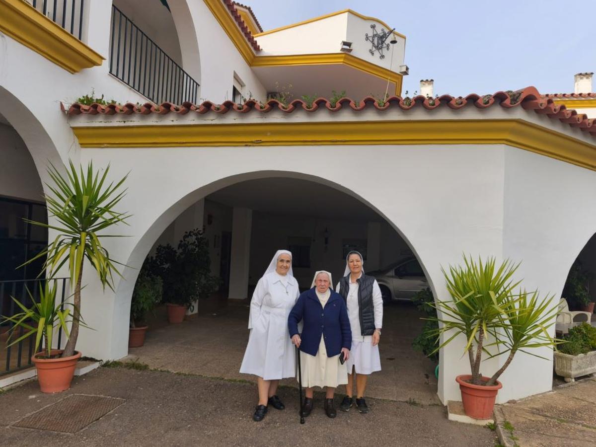 Sonsoles (izquierda), Emilia (centro) y Rocío (derecha), las tres hermanas que gestionan la residencia.