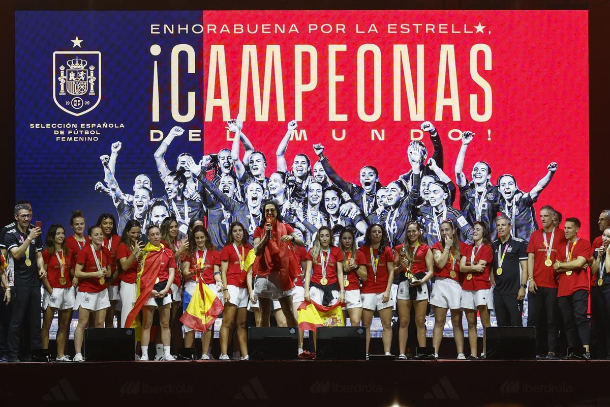 La gran fiesta del triunfo de la selección española de fútbol femenino en Madrid, en fotos