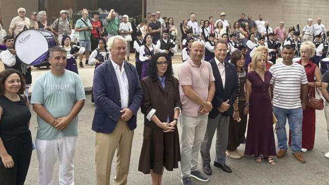 Vanessa Gutiérrez, cuarta por la izquierda, con el alcalde de Aller, Juan Carlos Iglesias, a su izquierda,y, seguido, Félix Baragaño, con premiados y autoridades. | E. P.