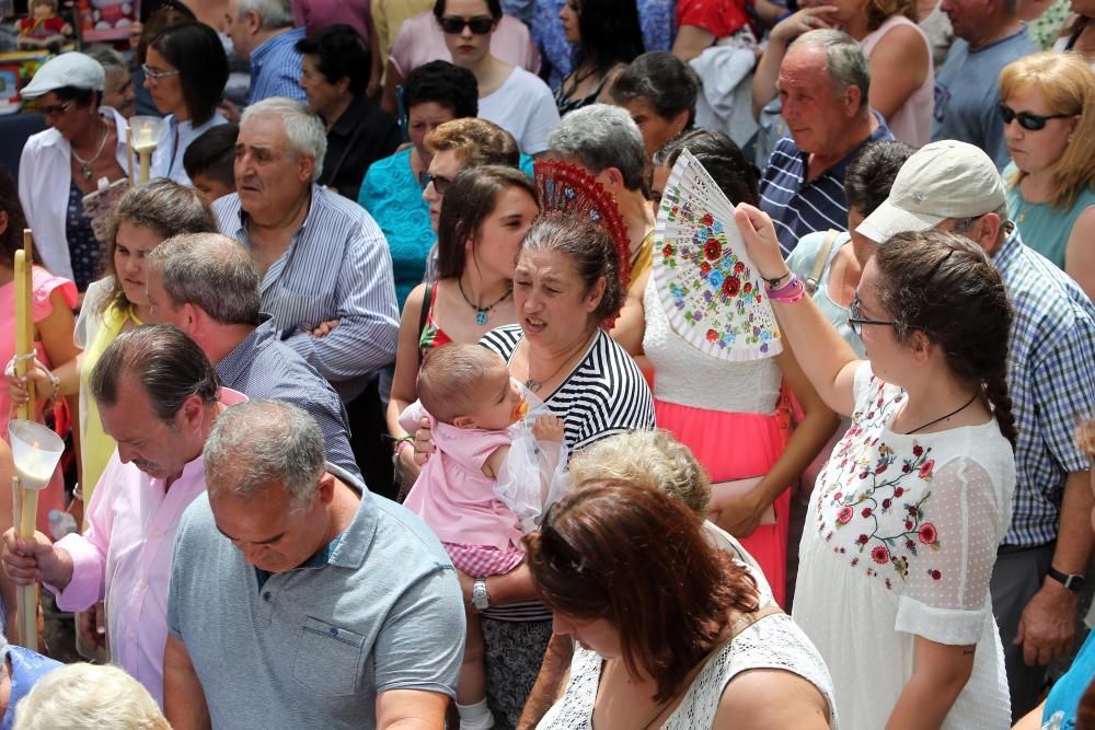 Una decena de personas desfilaron dentro de un ataúd en As Neves para dar gracias por "volver de entre los muertos".