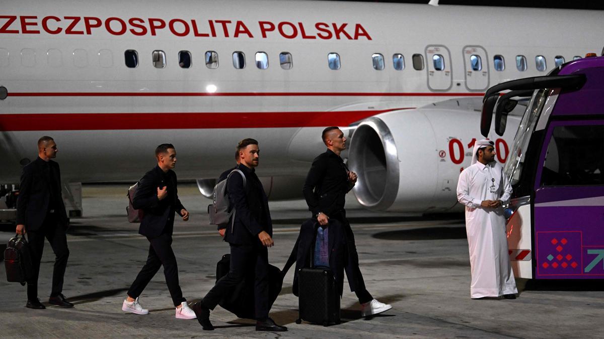 Los jugadores de la selección de Polonia, a su llegada al aeropuerto de Doha
